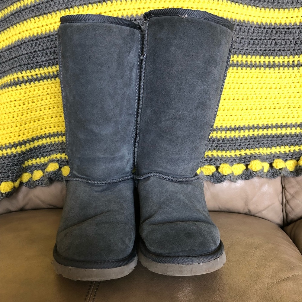 GREY UGG BOOTS😍